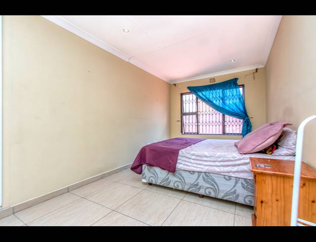 3 BEDROOM FREEHOLD FOR SALE IN MEREDALE